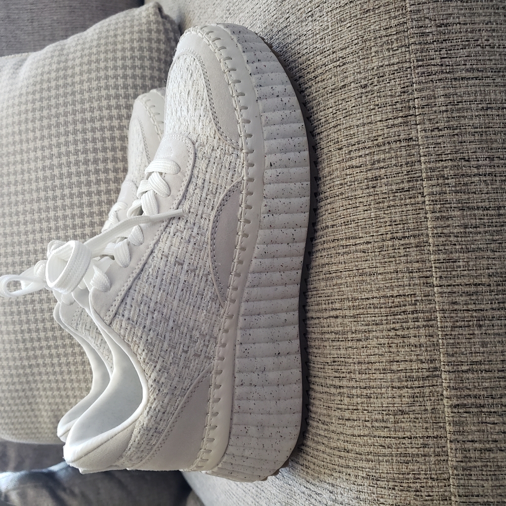 9.5 Universal Thread White Speckled Sneakers